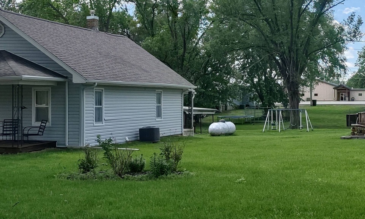 Trenton House | Peaceful Grandmas Cottage 2-bedroom house. Trenton, Mo. Wi-Fi. AC. Sleeps 5+