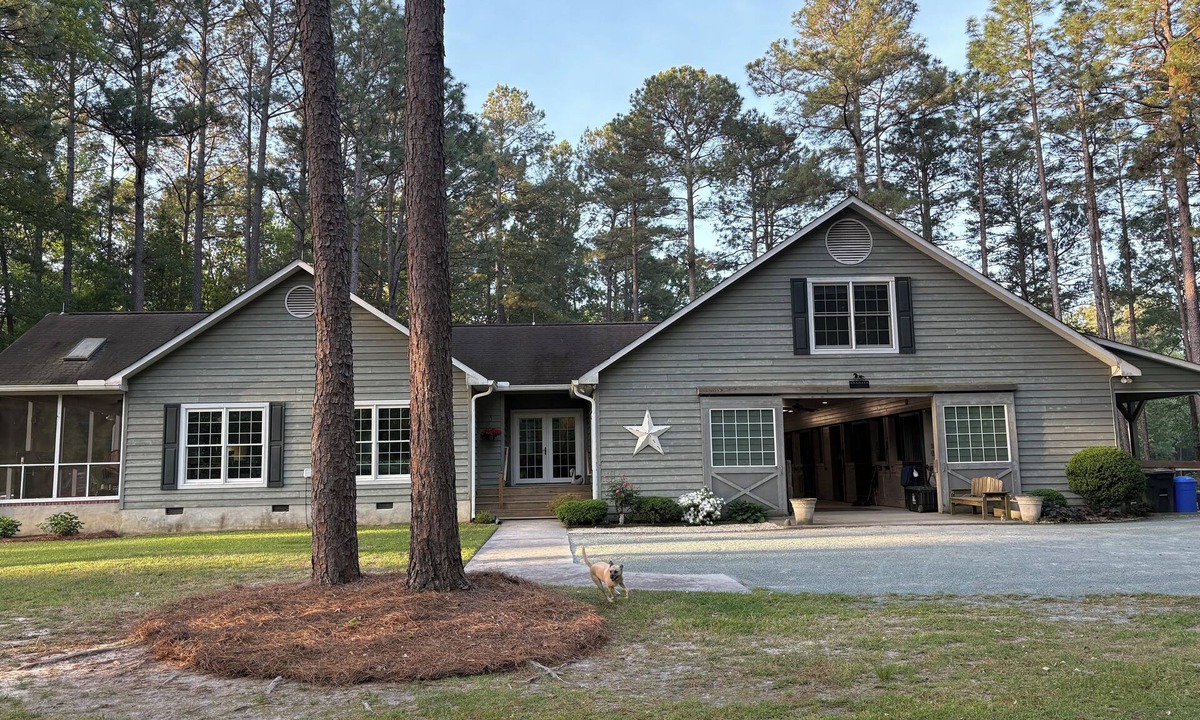 Vass House | Peaceful Horse Farm Retreat — private balcony and pasture views!