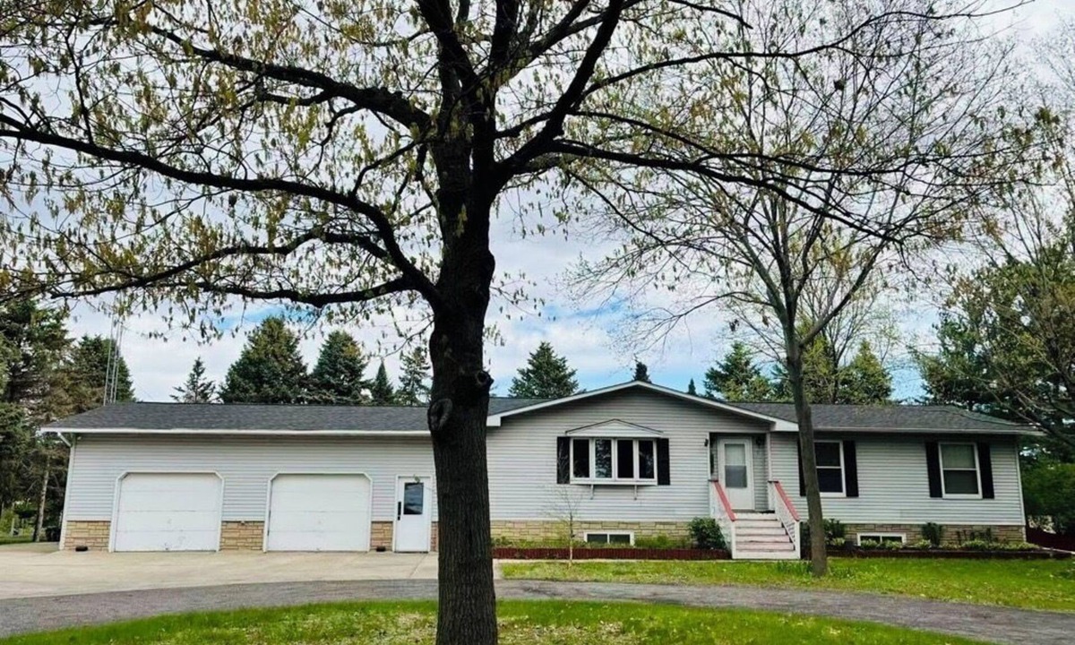 Le Center House | Peaceful Place by the Lake Near Cleveland MN
