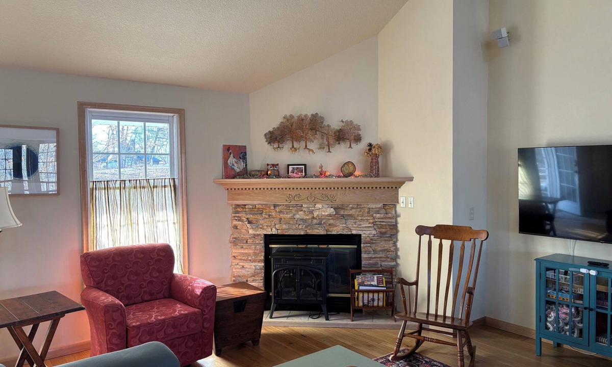 Kirksville House | Peaceful, Spacious, Artsy Home in woods , 5 min to Kirksville & 1000 Hills Lake