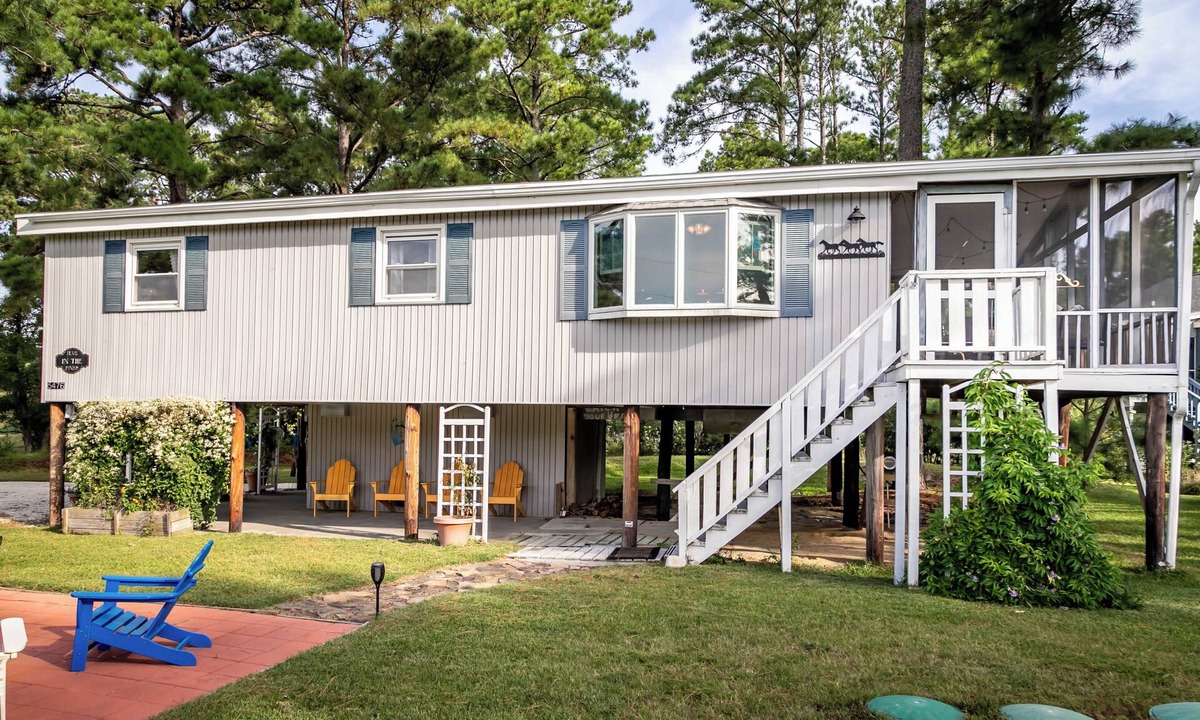 Deep Hole House | Pearl in the Pines – Bikes, Kayaks, EV Charger, Screened Porch, Fire Pit, Pets
