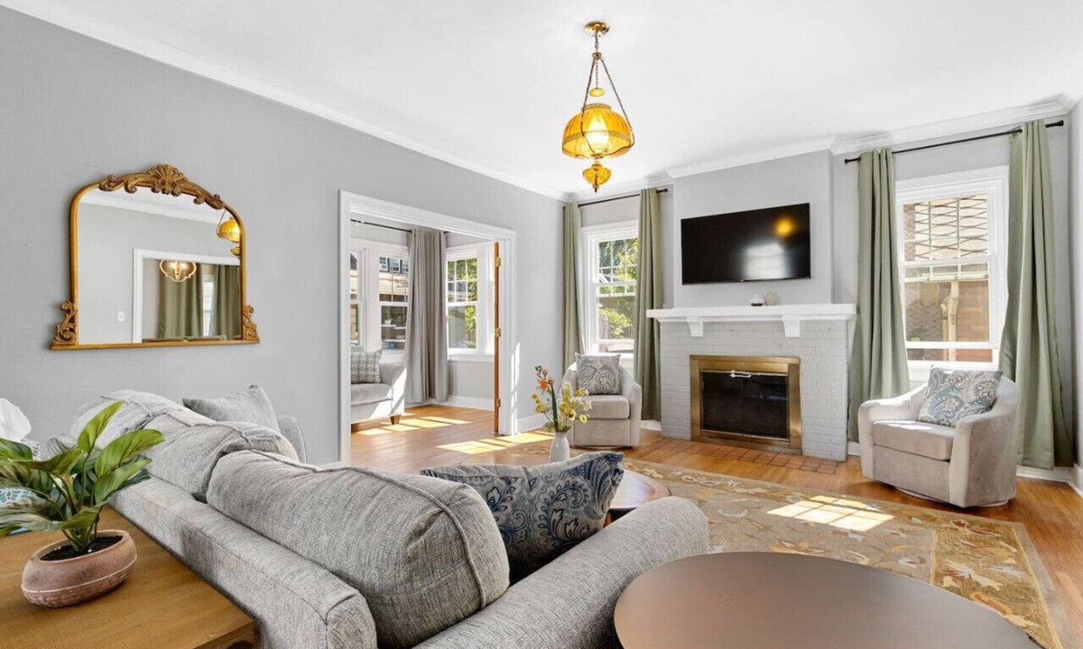 Pekin House | Pekin Rose House - 3b 2.5ba