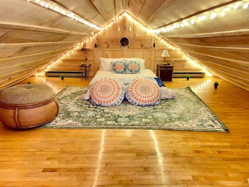 St. Joseph House | Penthouse w Boho Loft and Jacuzzi and Balcony 3 bdrm
