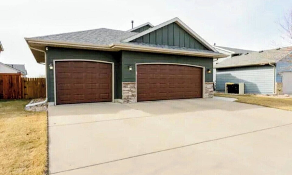 Sioux Falls House | Perfect 2-bedroom house at SW Sioux Falls. living area,Fireplace and kitchenate.