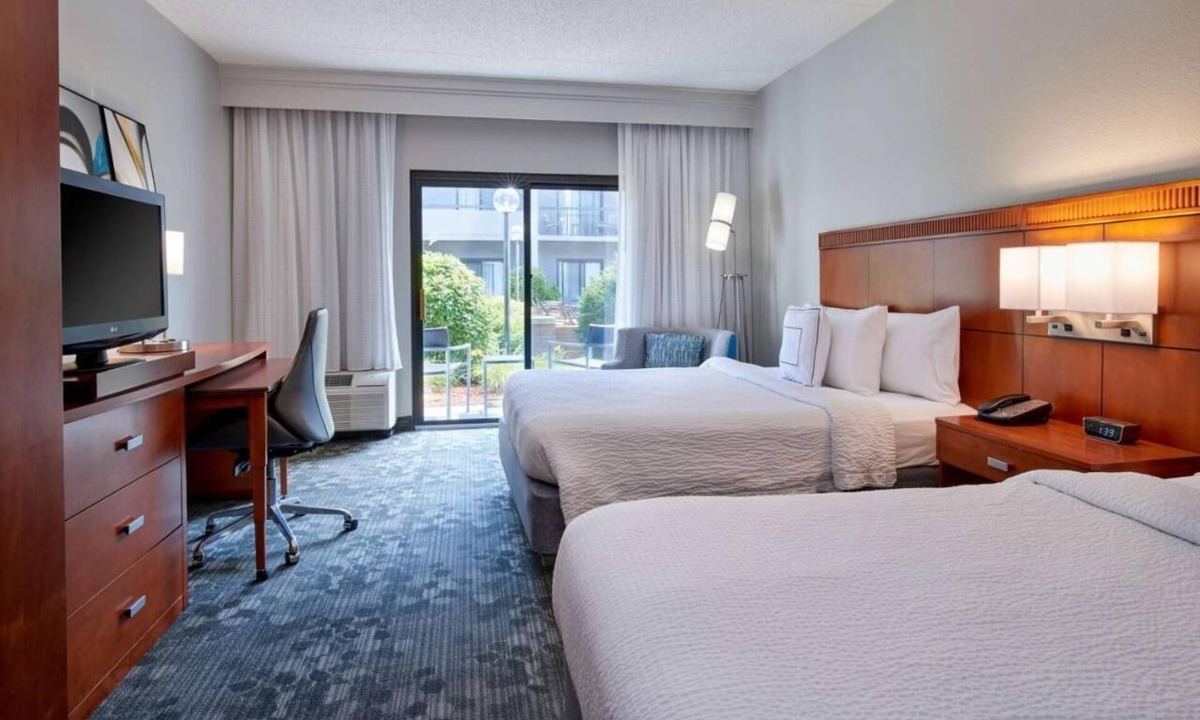 Eden Prairie Hotel | Perfect for Groups! 2 Comfortable Units, Pets Allowed with Fee, Onsite Pool!