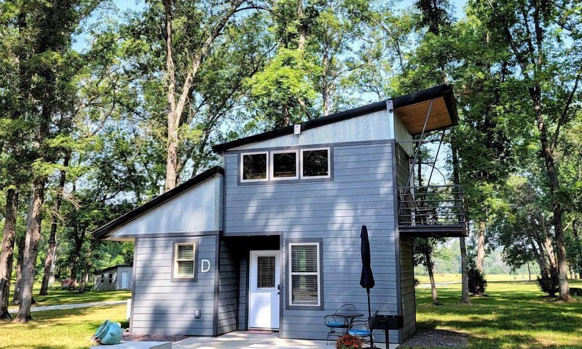 Owensville Cabin | Perfect Glamping Getaway for a Relaxing Vacation with Your Loved One: Pretty Tiny House in Owensville, Missouri