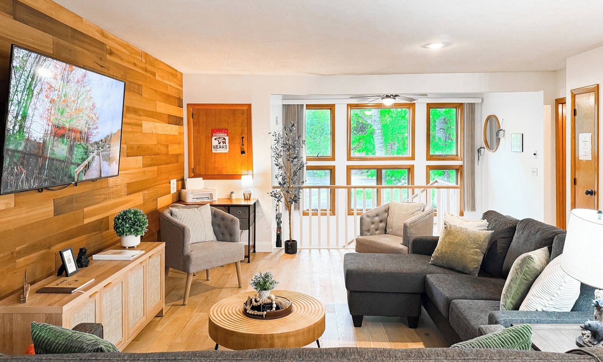 Bartlett House | Perfect Summer Getaway-Near Storyland