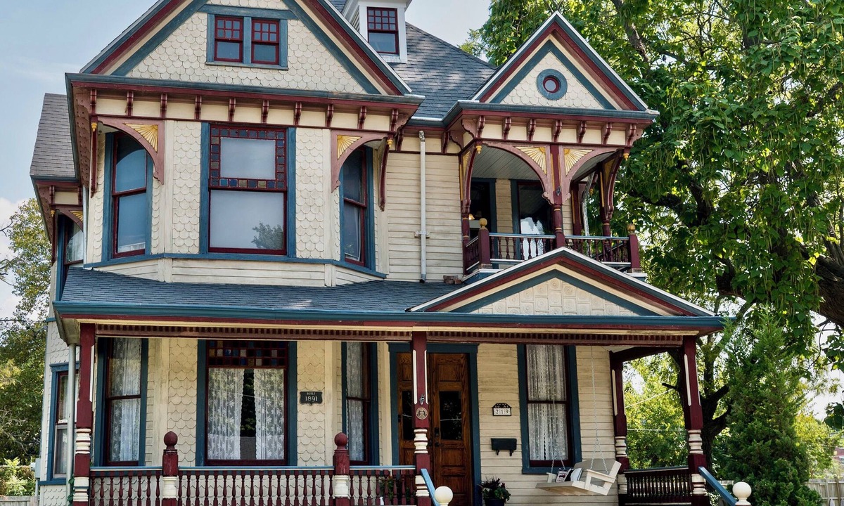 Lexington House | Perfect weekend escape 45 min from Kansas City - wineries + shopping + charm