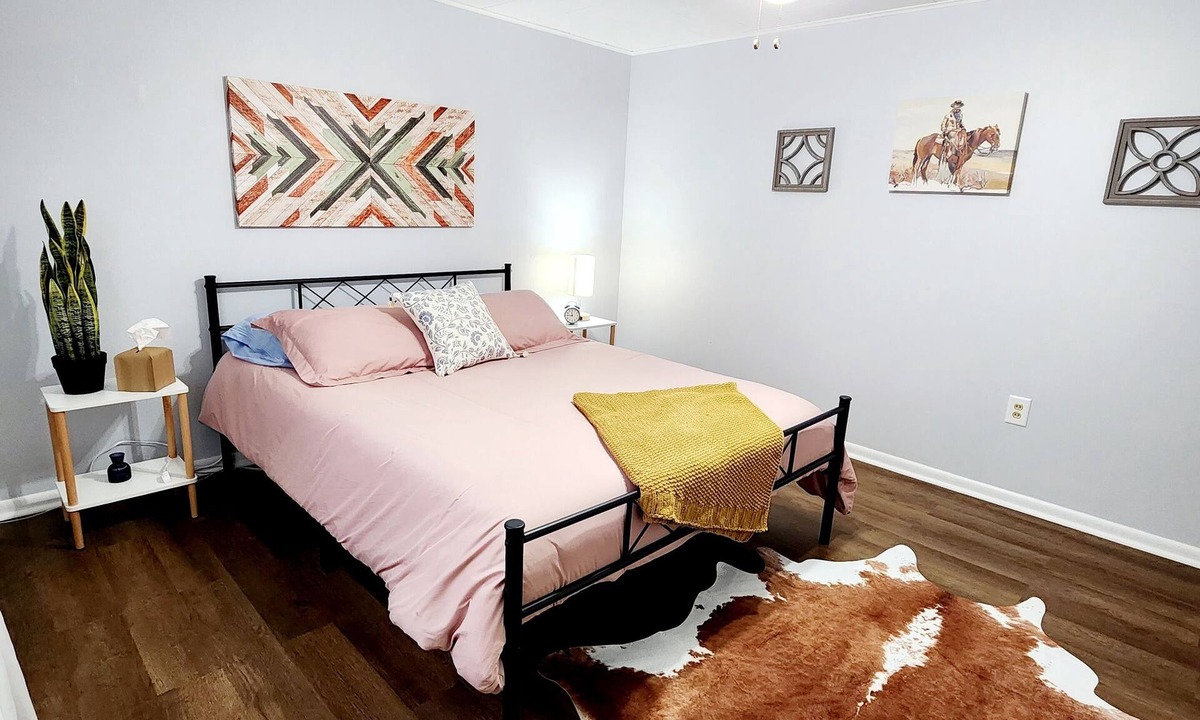 Hamilton Apartment | Pet-Friendly 1BR Suite, Walk to Quilt Co, Travel Nurse Ready, Wi-Fi + Kitchen