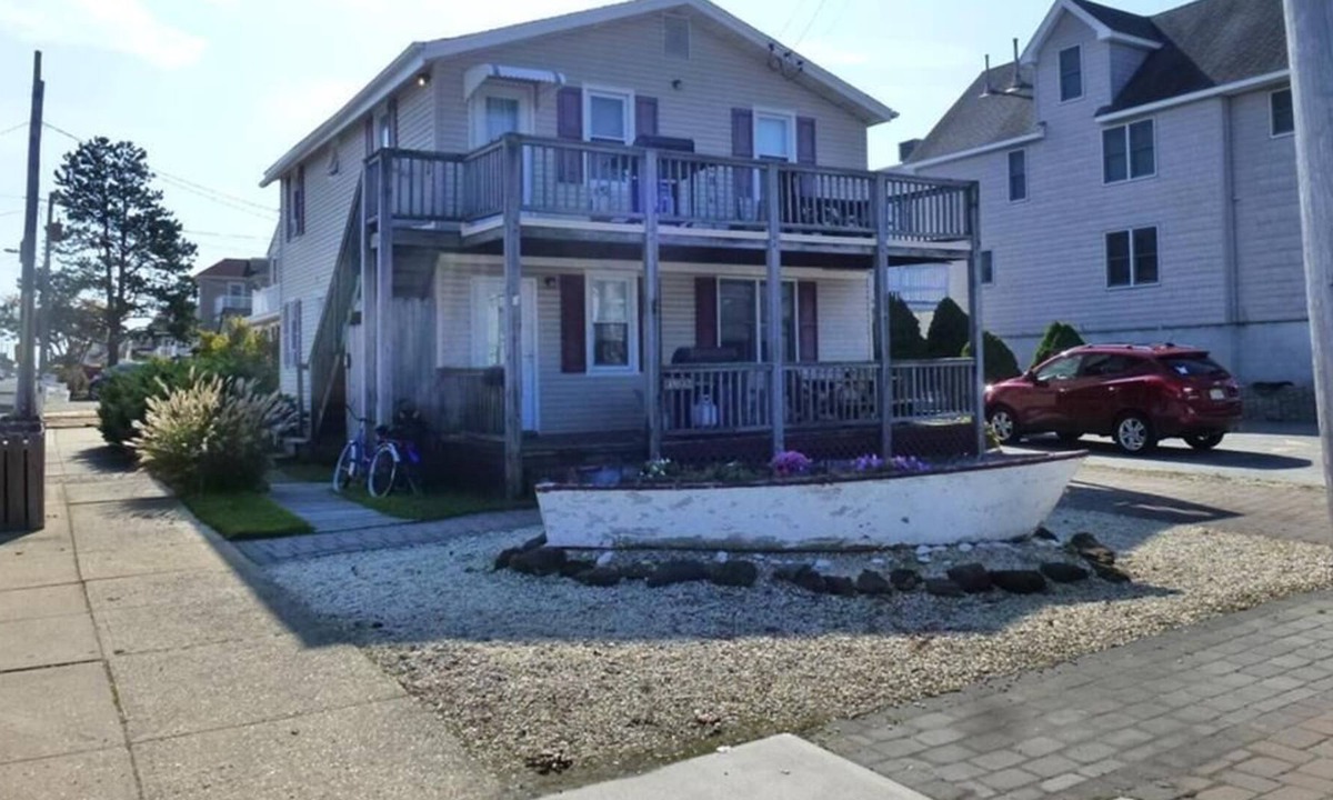 Ship Bottom House | Pet Friendly 2 Bedroom Duplex