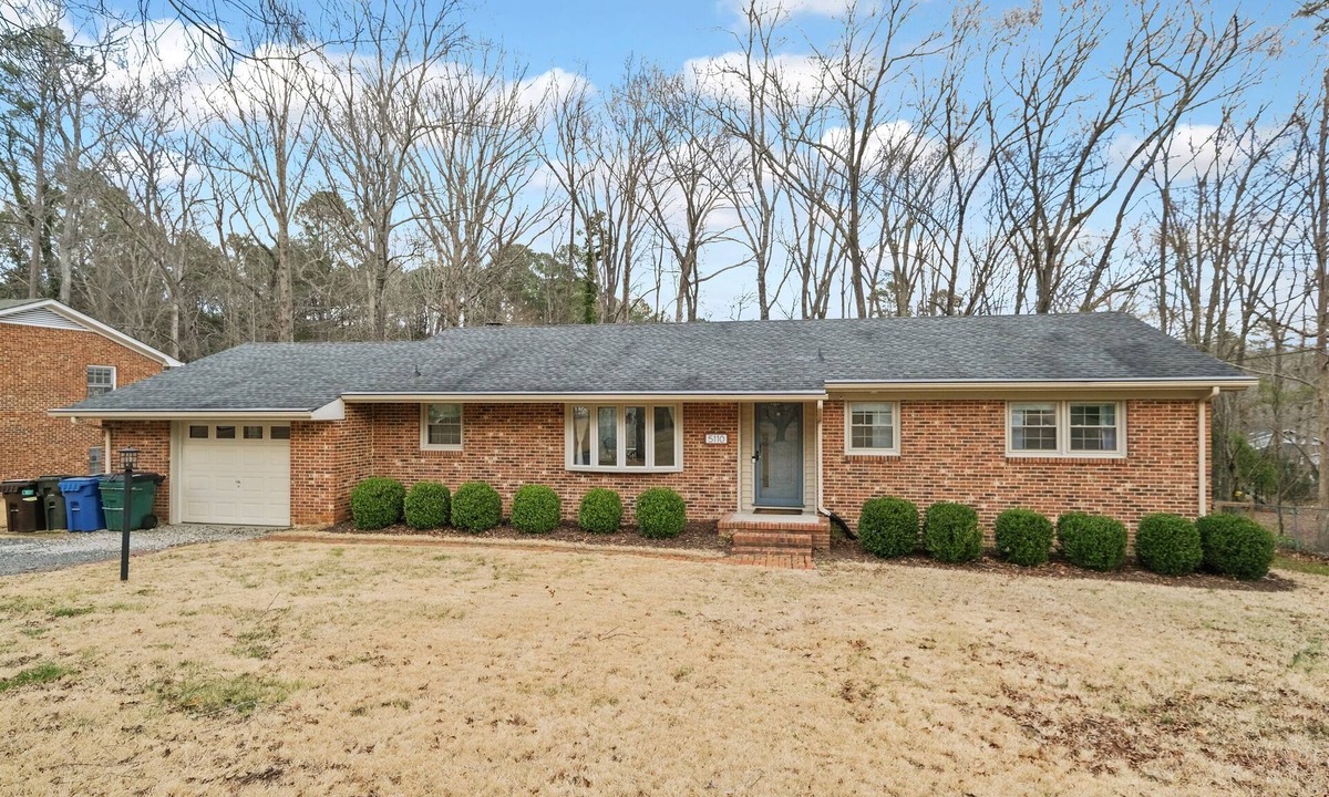 Durham House | *Pet Friendly* Charming-Single story | Fenced Yard, Outdoor Dining, Near Duke