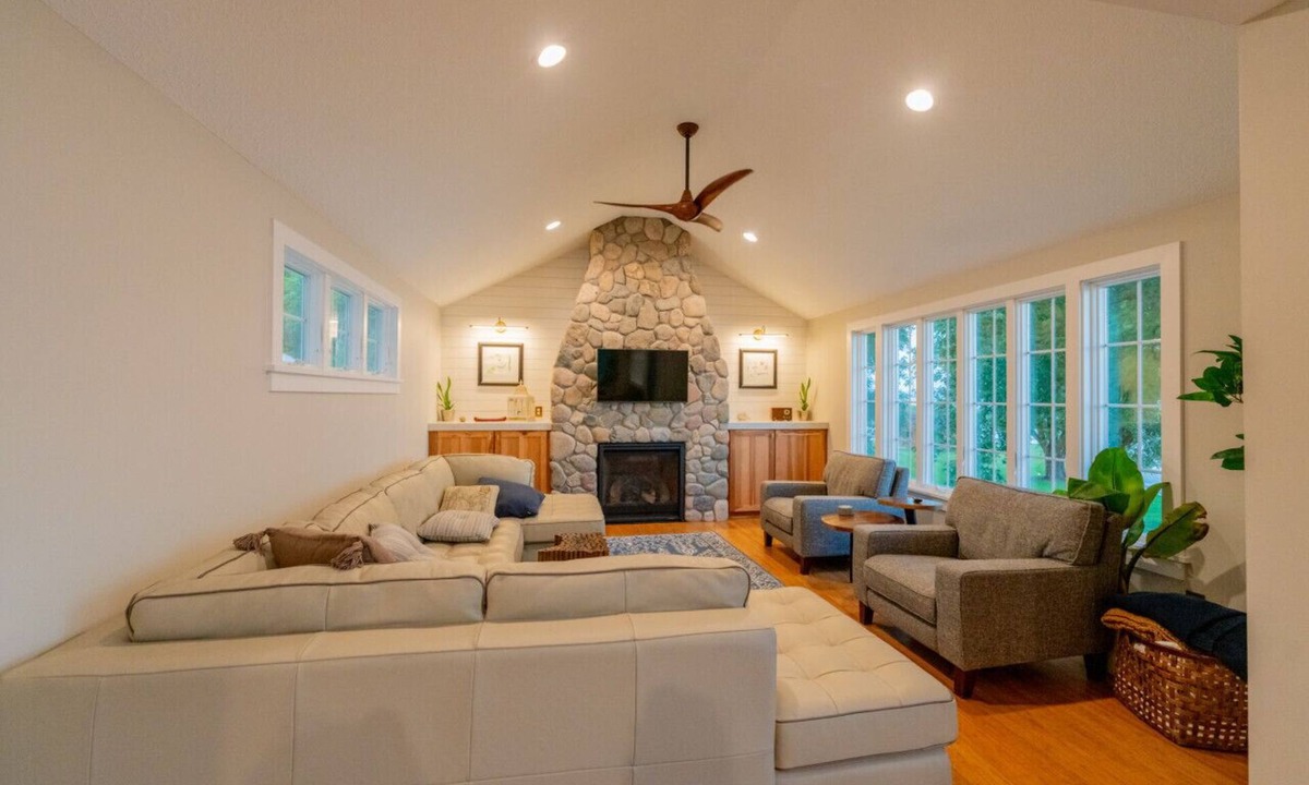 Waconia Cottage | Pet-Friendly Lakefront Cottage with kayaks