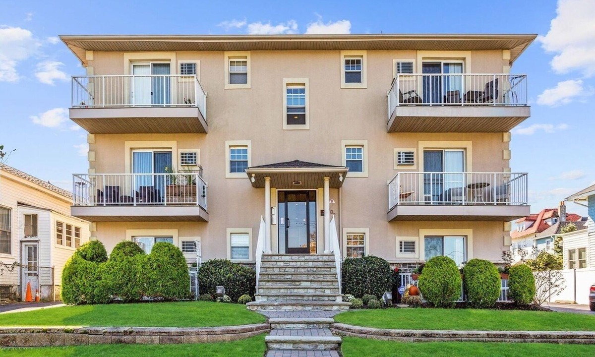 Asbury Park Condo | Pet Friendly-Outdoor Space-Parking-Chef's Kitchen-2 blocks to the Beach