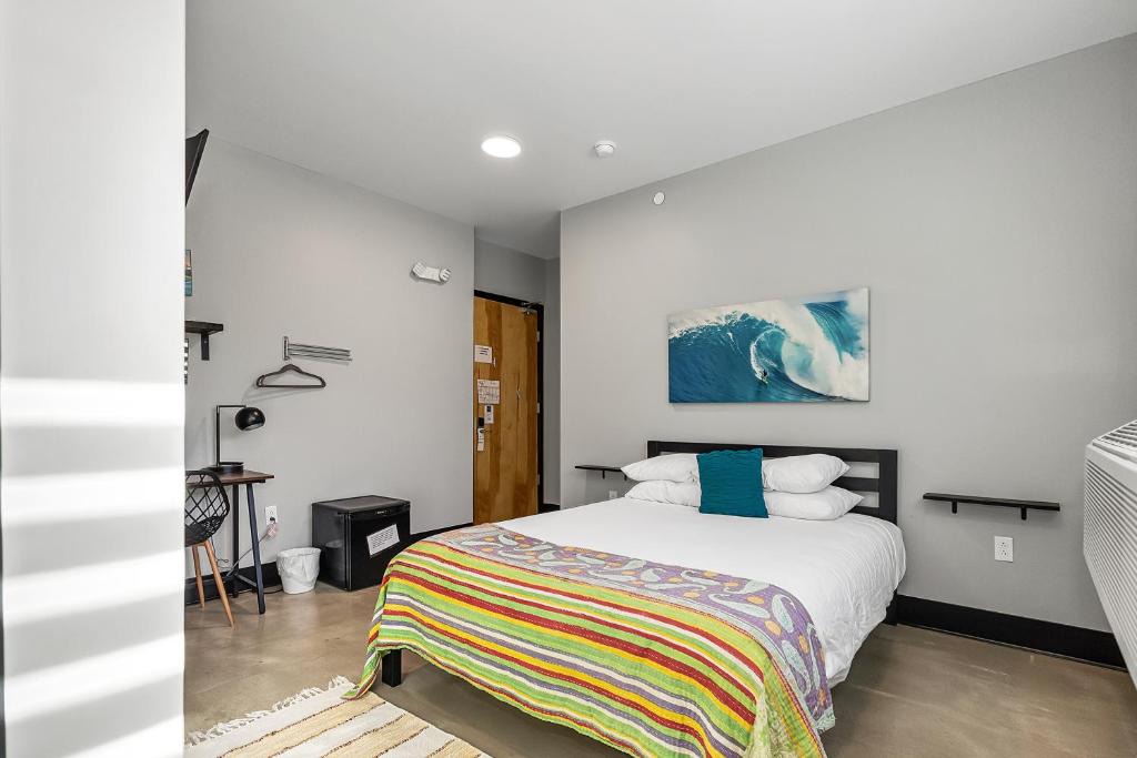 Pacific Hotel | Pet friendly queen room for 2 second floor