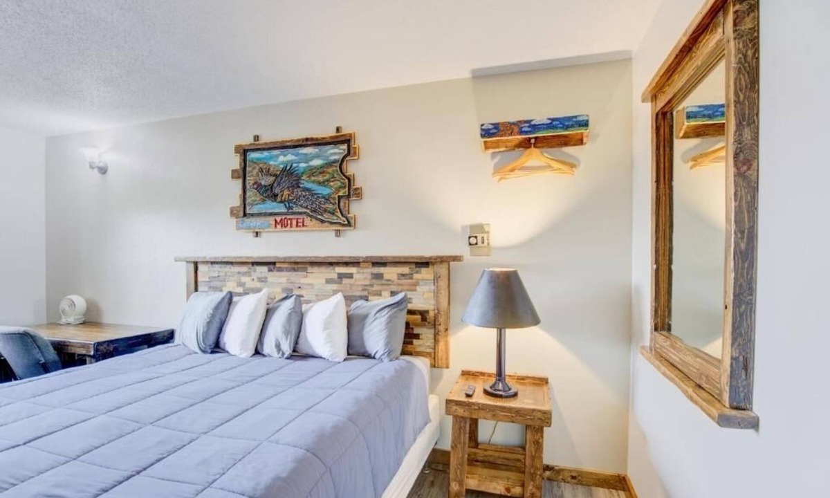 Chamberlain Hotel | Pet-Friendly Room Near Dining & Attractions Off I-90, w/Free Parking