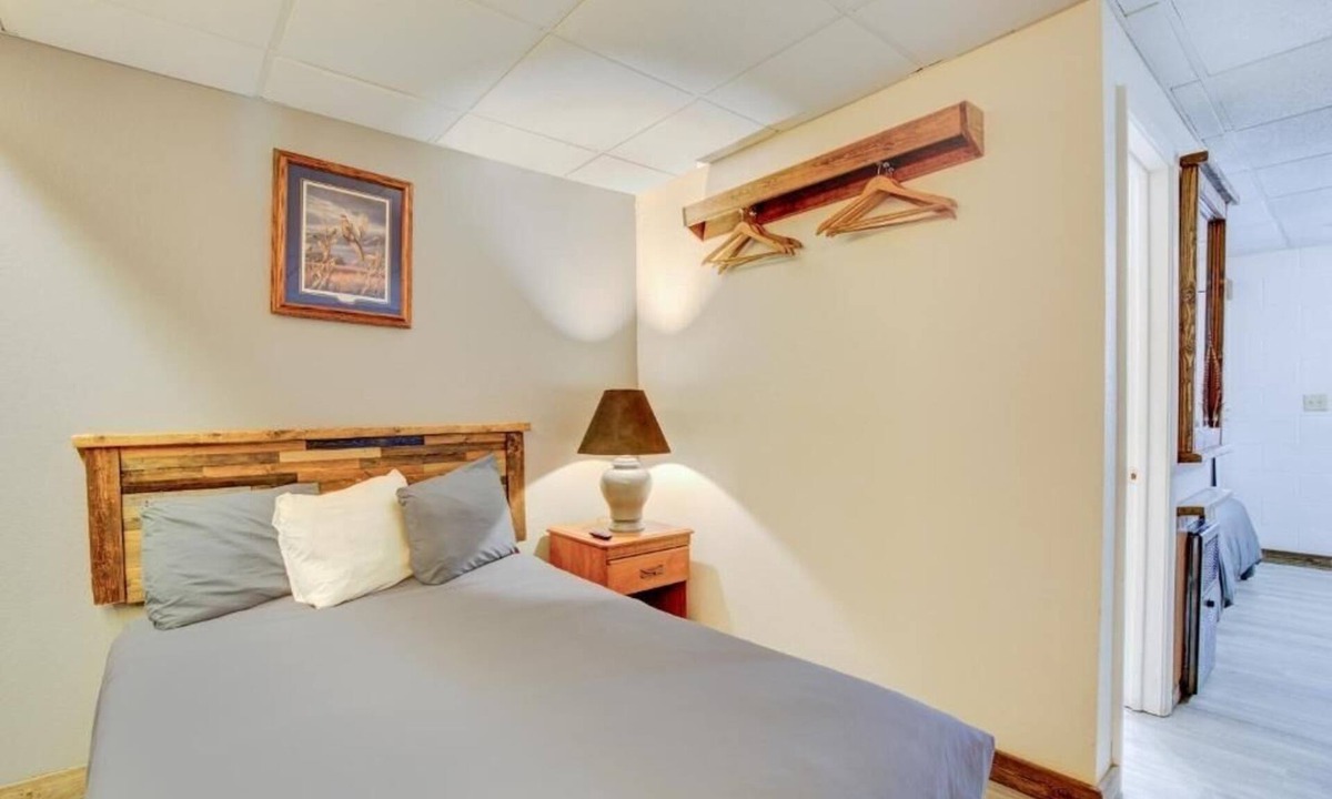 Chamberlain Hotel | Pet-Friendly Room w/Free Parking Close to Scenic Missouri River Views