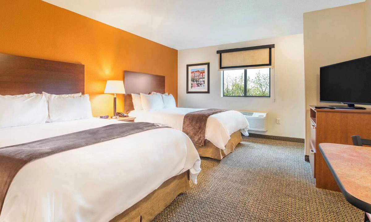 Sioux Falls Hotel | Pet-Friendly Single Unit Perfect for Family Trips Near Great Plains Zoo
