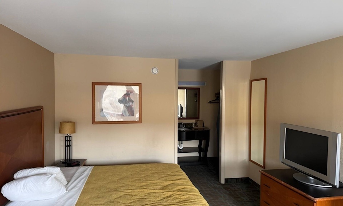Harriman Hotel | Pet-Friendly Stay Near I-40 w/Free Parking & Breakfast - 3 Group-Friendly Rooms