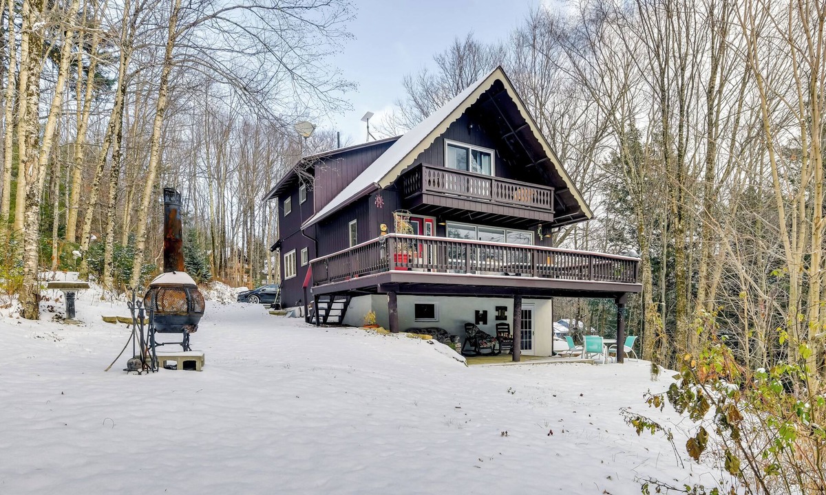 Montgomery Center House | Pet-Friendly Home w/Deck: 4 Mi to Jay Peak Resort