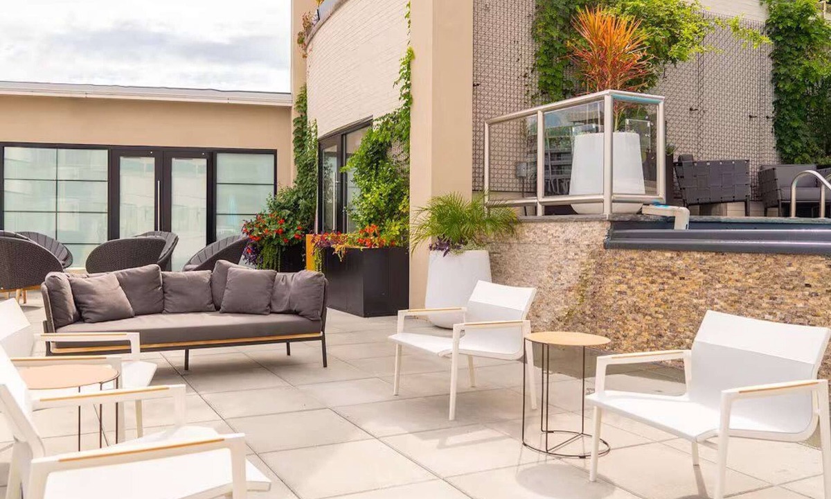 Logan Square Hotel | Philly Skyline Views | Rooftop Pool + Full Kitchen