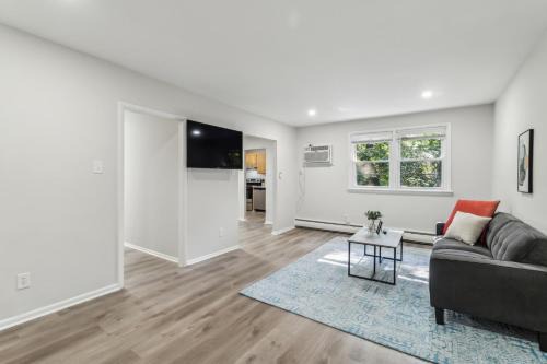 Newark Apartment | Pine Brook 118 I Modern Corporate 2bd I Parking