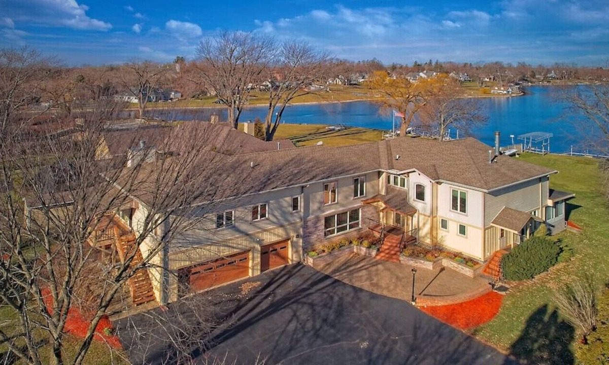 McHenry House | Pistakee Lake House Retreat on Chain O' Lakes