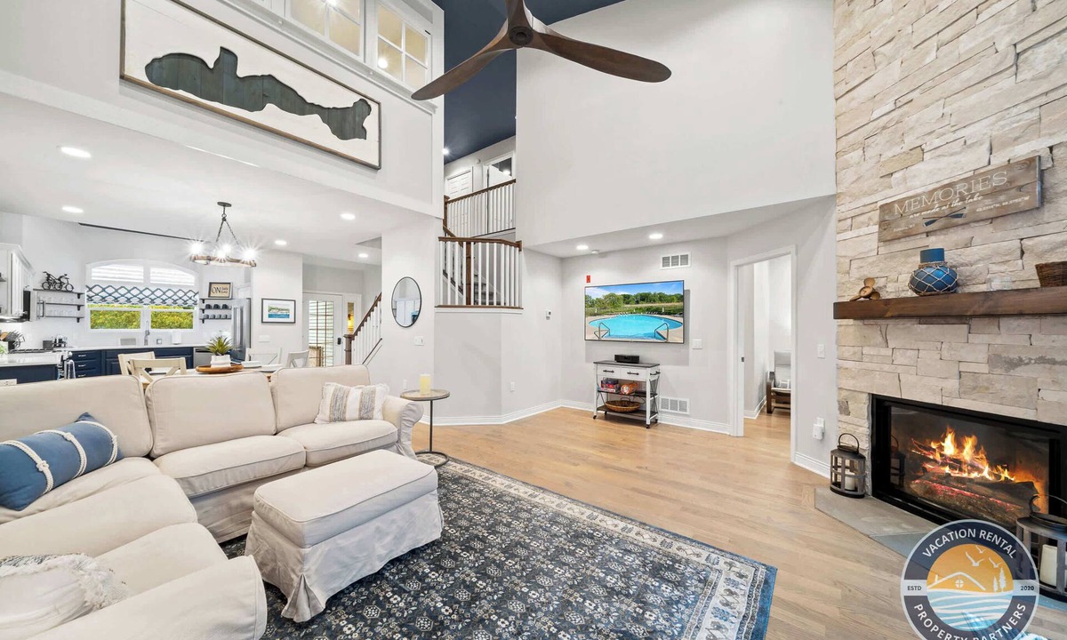 Fontana-on-Geneva Lake Condo | Pool, Beach Walk & Lake Views in Fontana