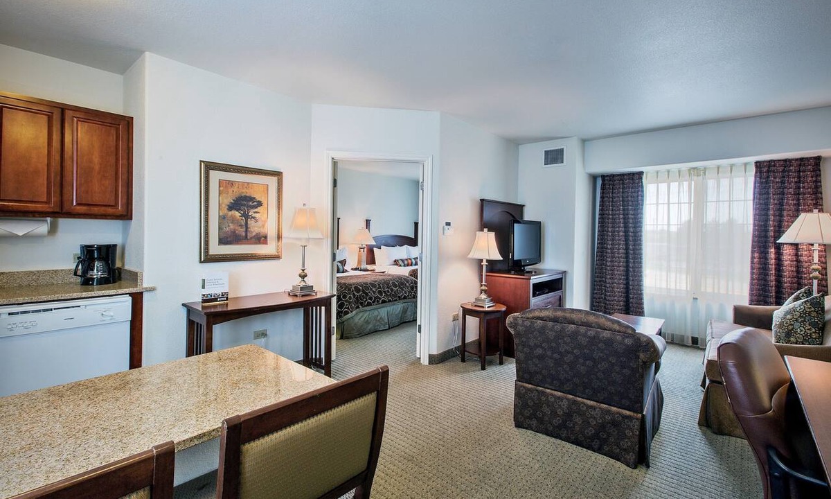 Rockford Apartment | Pool. Free Breakfast. Your Next Vacation!