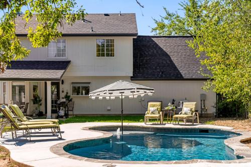 The Hermitage House | Pool Getaway Movie Room Games Yard BBQ Pets