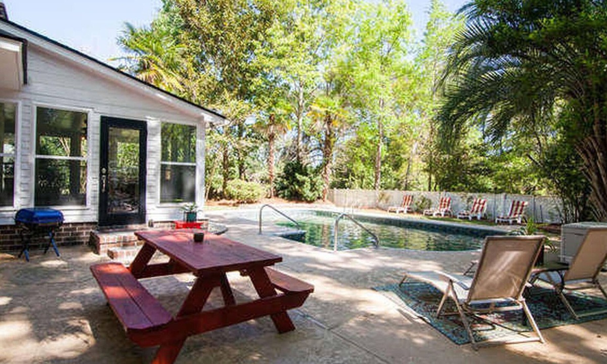 Charleston House | Pool. Great Location. 5 mi to Folly or Downtown