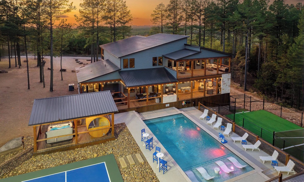 Pickens Cabin | Pool Sauna Pickleball/Basketball Turf Field Game Room Sleeps 26