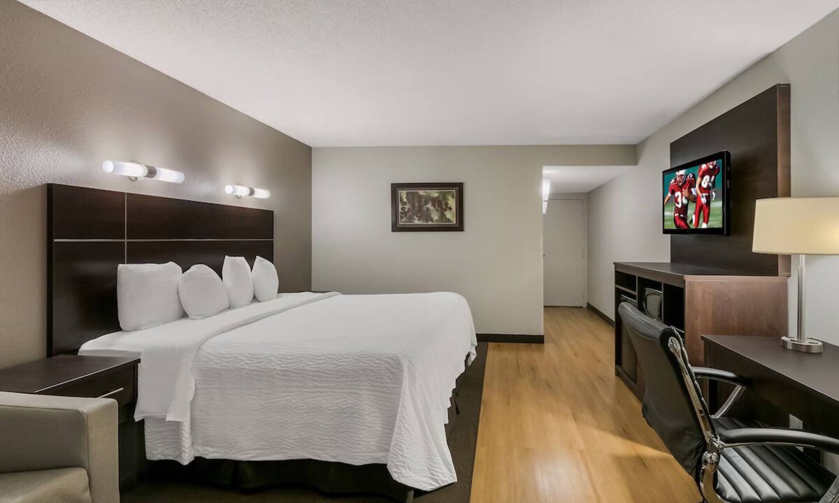 Ashley Oaks Hotel | Poolside Room Ideal for Romantic Couple Retreat | Free Breakfast