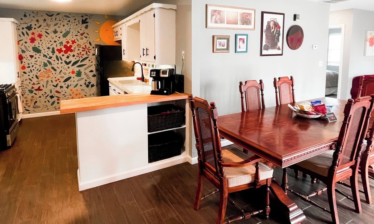 Jenks House | Premier location. Oklahoma Aquarium, Spirit Casino, Tulsa Premier Outlets