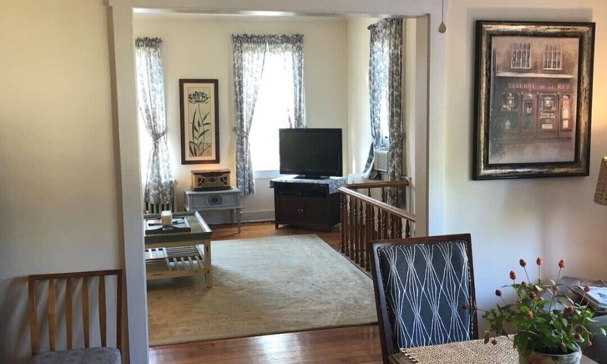 Old Town Winchester Apartment | Pretty Little Apt by the Train II