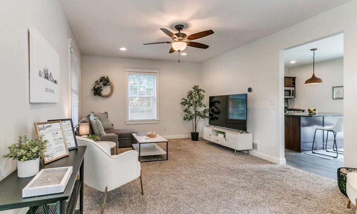 Des Moines Apartment | Prime Location: Downtown Modern 3BR Retreat