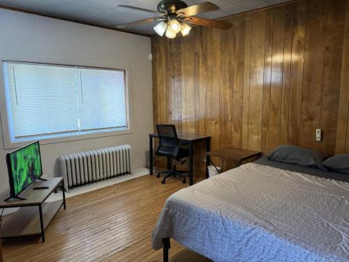 Hopelawn House | Private 1-bed house convenient to NYC bus and train