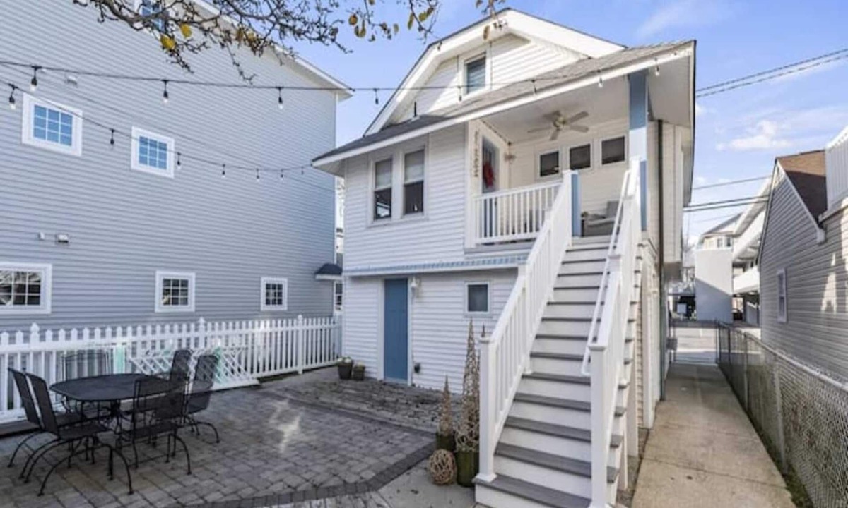 North End Condo | Private 1 bedroom condo w/loft 1 block to Beach & Boards/1 parking spot