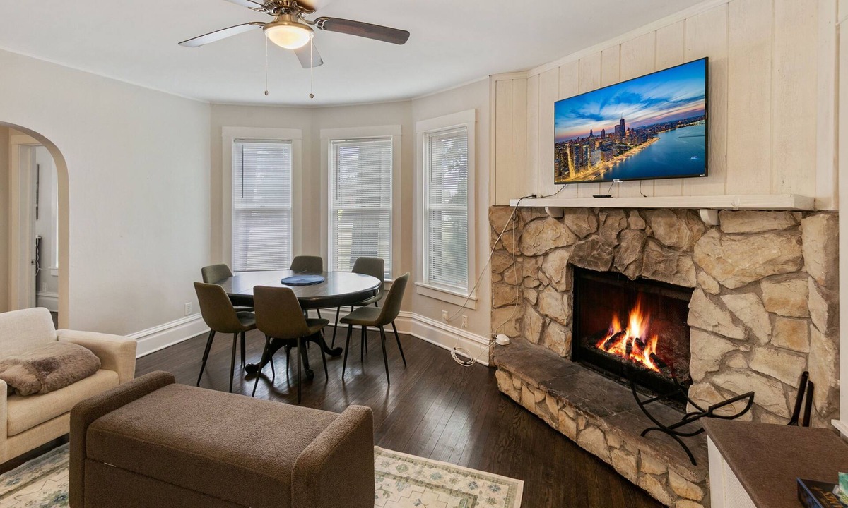 Libertyville Apartment | Private 2 Bedroom Walk to downtown Libertyville