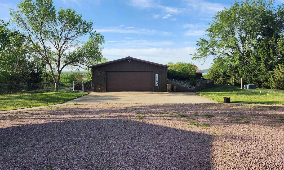 Yankton Cabin | Private 3 bedroom cabin - HUGE patio with a gorgeous view of Lewis & Clark Lake