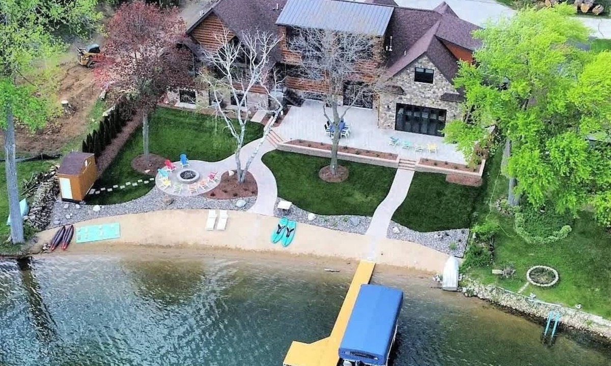 Lake Shangrila House | Private Beachfront - Sleeps 20 - HotTub - Rec Room
