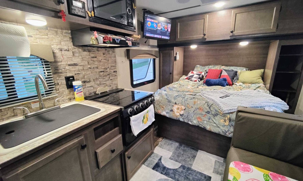 Omaha House | Private Camper/RV w/Full Hookups in Omaha, NE