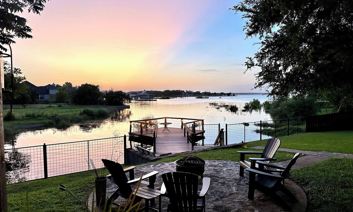 Buchanan Dam House | Private Gated Lake Buchanan Waterfront Retreat Sunset Views Hot Tub & Dogs
