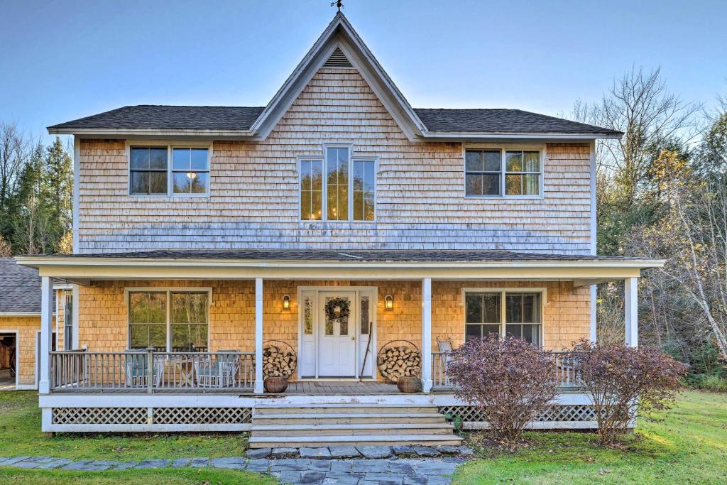 Montgomery Center House | Private Home w/Hot Tub Near Jay Peak Slopes