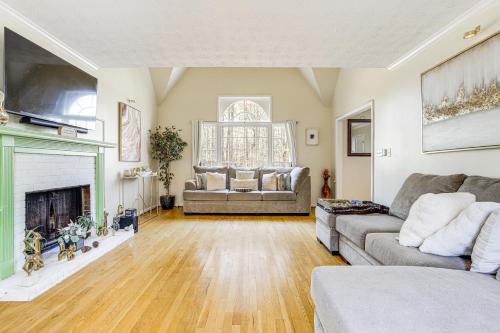 Tate House | Private Hot Tub & Deck: Family Gem in Alpharetta