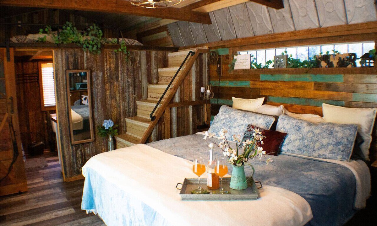 Anderson Cabin | PRIVATE Hot Tub Retreat | 40 Acre Farm Stay | KING Bed, Fire Pit, Outdoor Shower