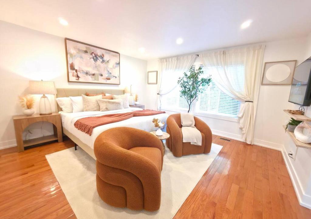 Waukegan House | Private Nature Retreat King Suite Sleeps 8