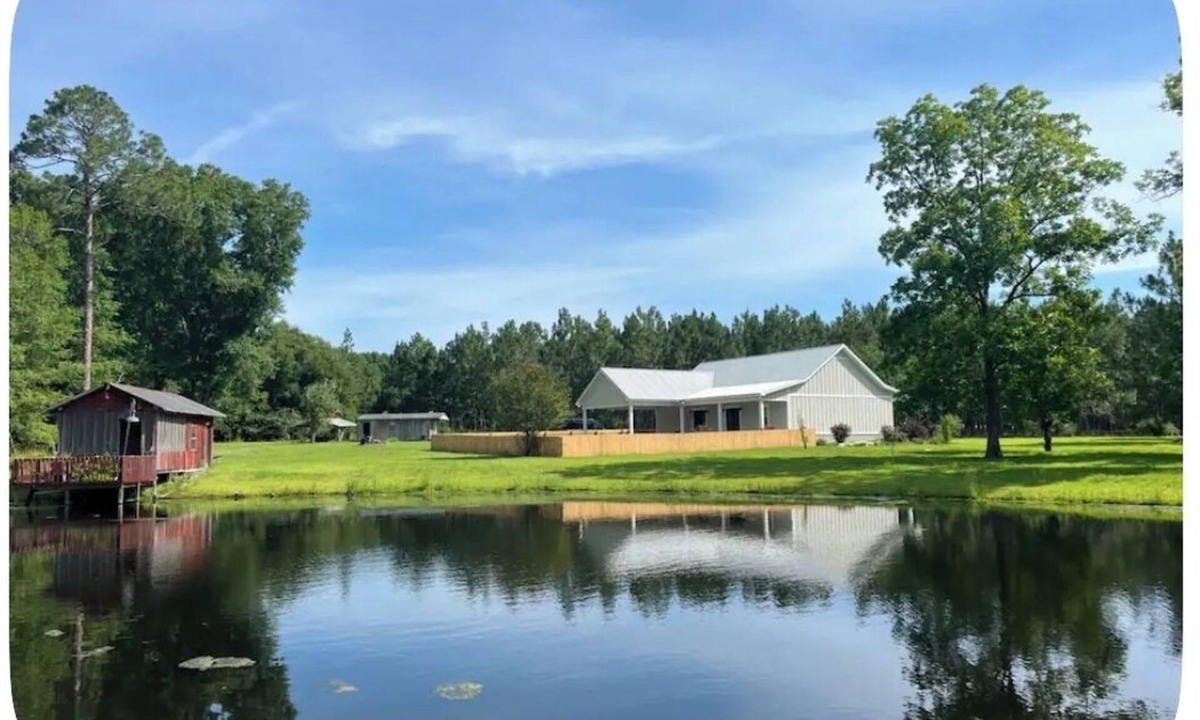 Douglas House | Private Pond! Spacious house for family/groups