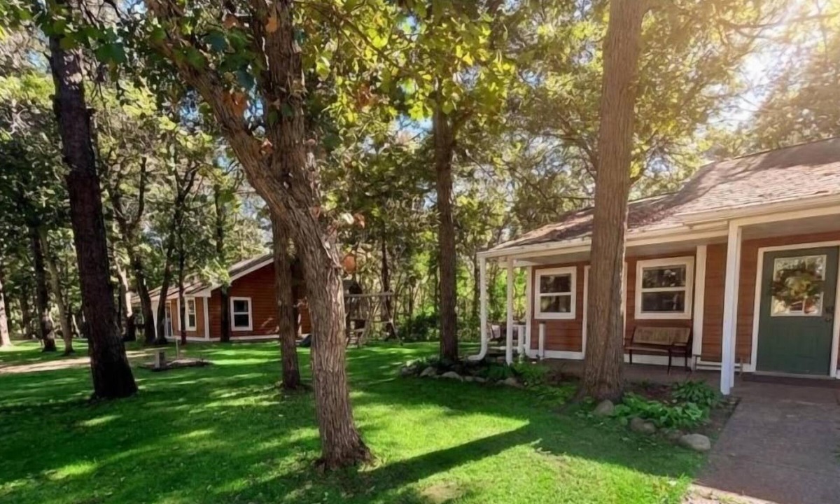 Brainerd Villa | Private 2-cabin riverfront retreat in Brainerd, MN. Sleeps 13 across 4BR/3BA with full kitchen, fire pit, river sunsets. 10 min to town. Ideal for family reunions, group getaways & small gatherings.