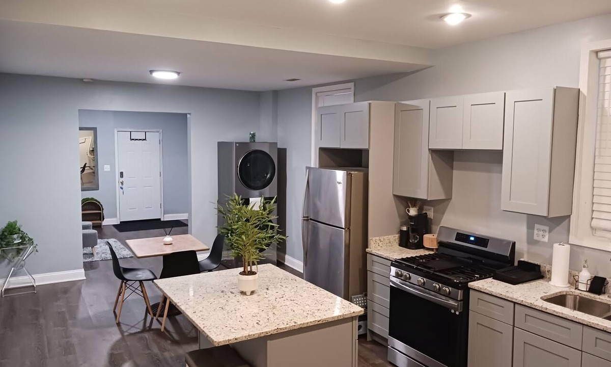 Little Village Apartment | Private villa in a vintage Chicago neighborhood - 10 minutes from downtown
