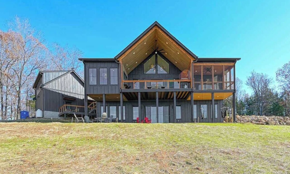 Livingston House | Pura Vida | Lakefront, Hot Tub, Dock + Game Room